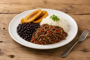 Plato de pabellón criollo venezolano sobre mesa de madera