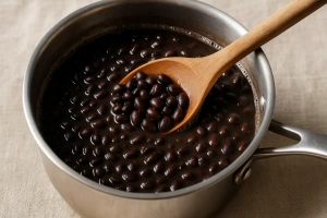 Olla con caraotas negras cocidas y suaves en la cocina