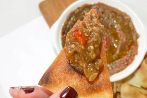 pote con antipasto de berenjenas