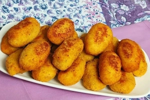 plato de croquetas de pollo