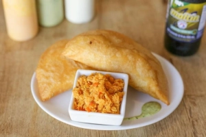 plato con empanadas de cazón
