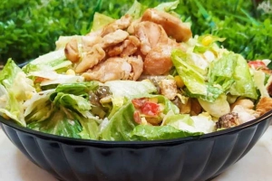 plato de ensalada césar