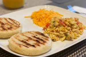 plato de arepa con perico venezolano