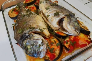 fuente con pescado al horno
