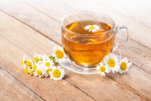 taza con té de manzanilla